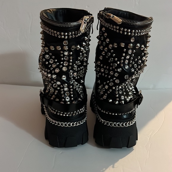 Azalea Wang black boots w/silver chains, faux rhinestones and studs, size 9 / 40 - Picture 3 of 16